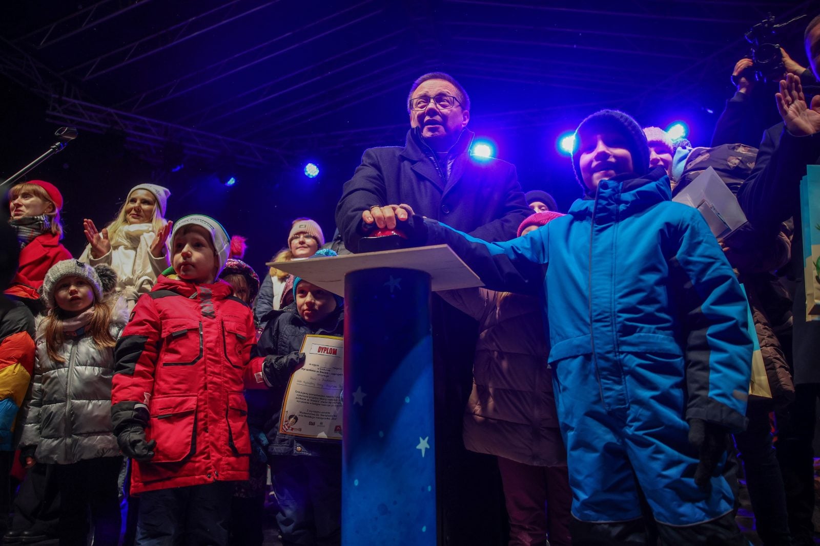 Kraków: rozbłysły światełka na choince pod Oknem Papieskim [+GALERIA]