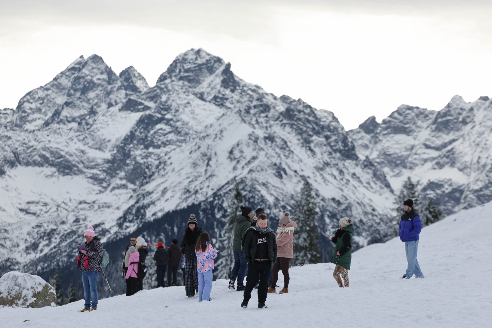 Tatry: spadło zagrożenie lawinowe; silny mróz w Zakopanem, na szczytach cieplej