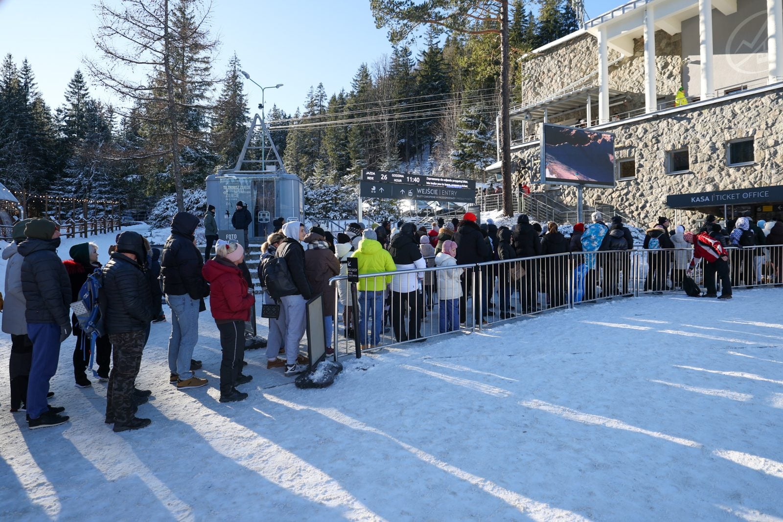 Małopolskie: świąteczna wymiana gości pod Tatrami. Korki na Zakopiance