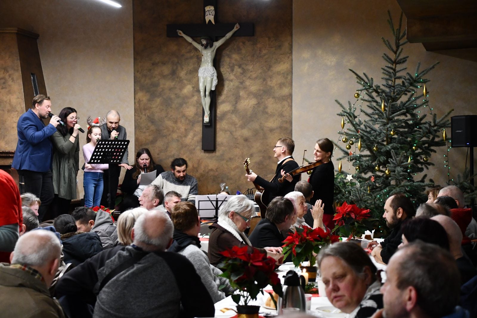 W Kędzierzynie-Koźlu przy wspólnym stole. Wigilia dla potrzebujących [REPORTAŻ]