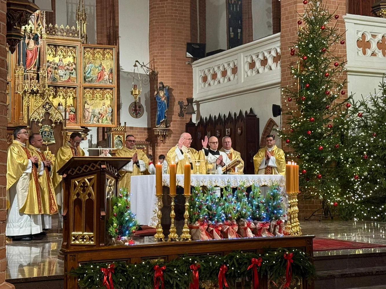 Co podkreślali podczas pasterek polscy biskupi? [SYNTEZA]