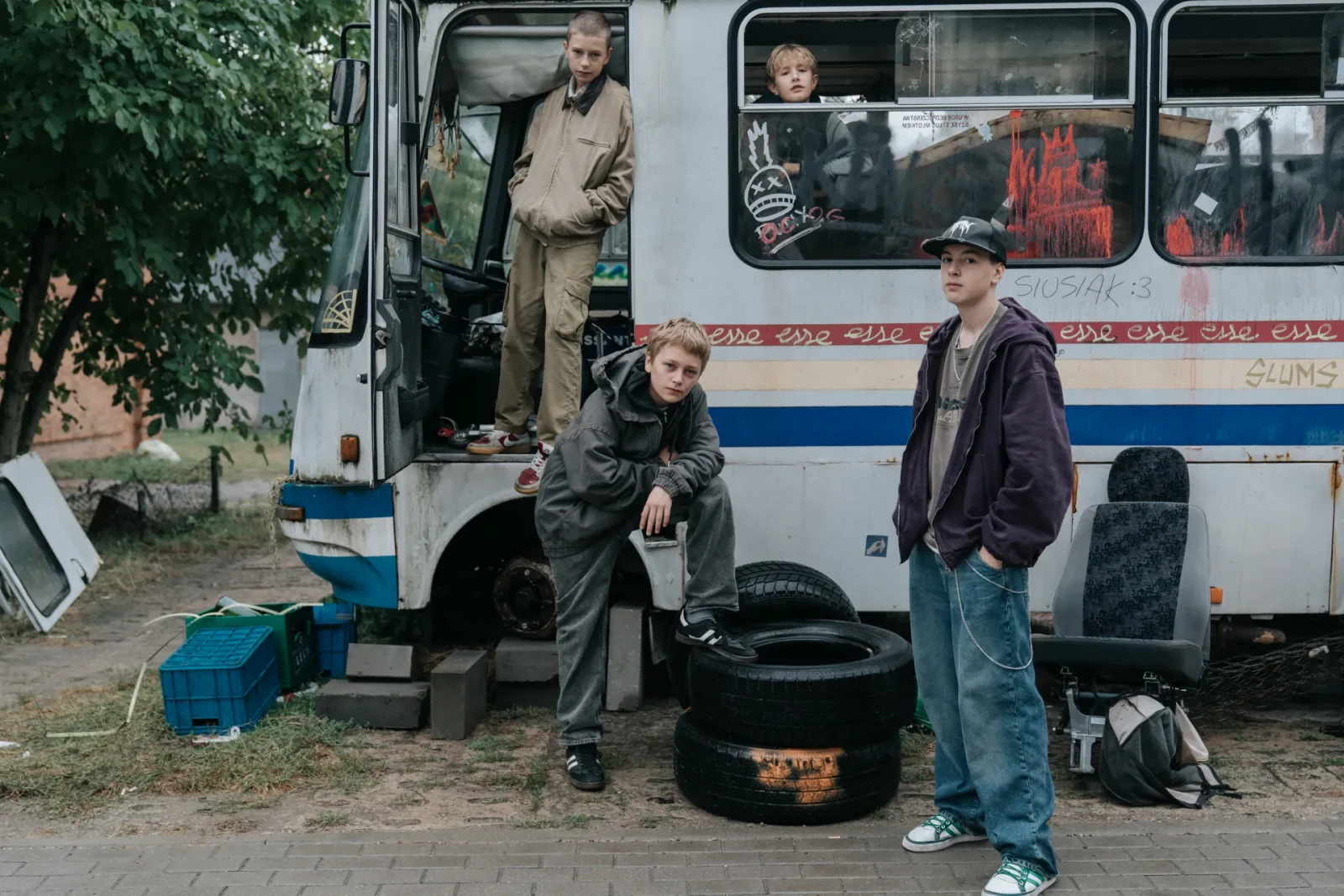 Gdzie kończy się idealizm, a zaczyna krzywda? „Ministranci” stawiają niewygodne pytania [RECENZJA]