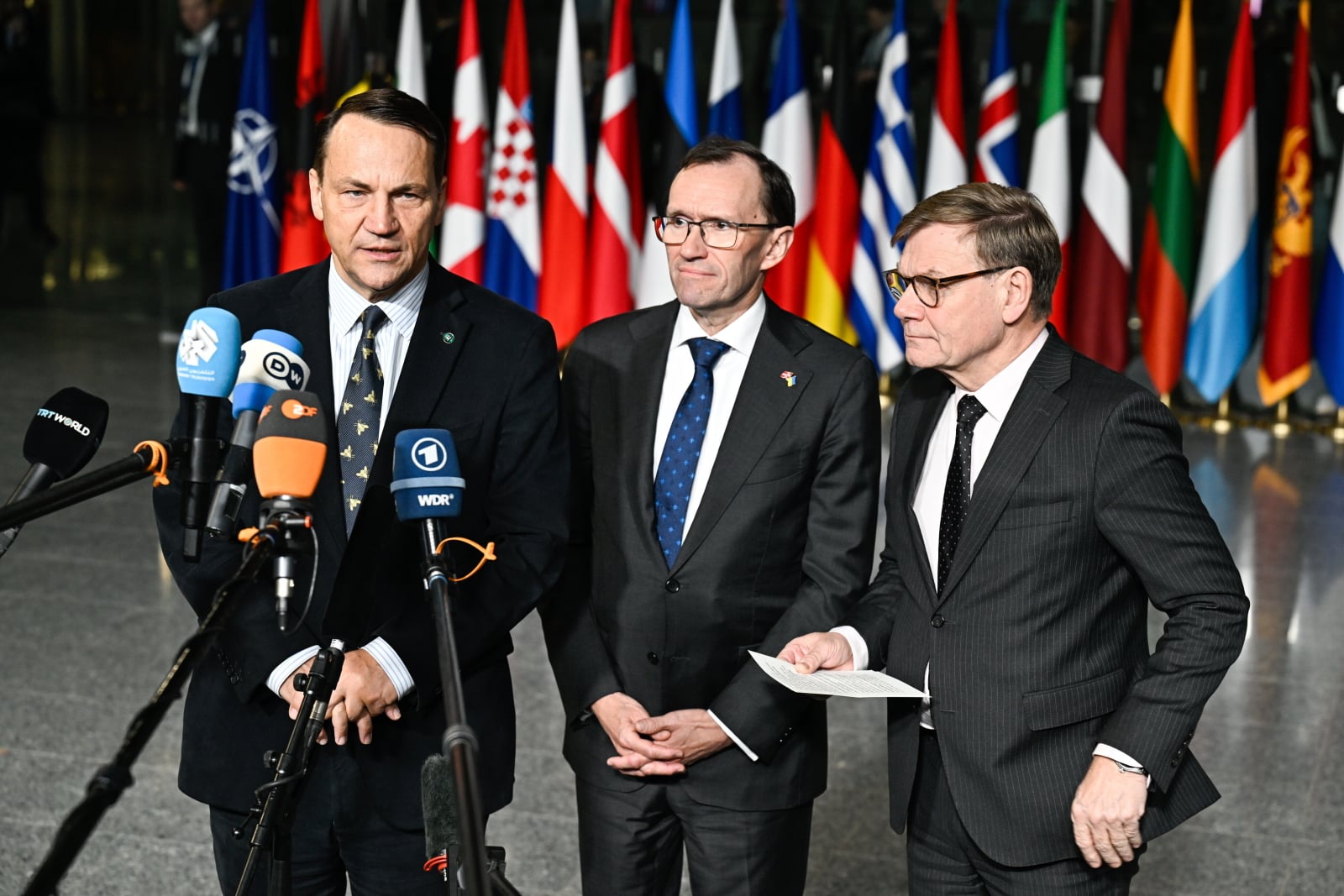 Radosław Sikorski na posiedzeniu NATO: Polska z Niemcami i Norwegią przekaże 500 mln dolarów dla Ukrainy 