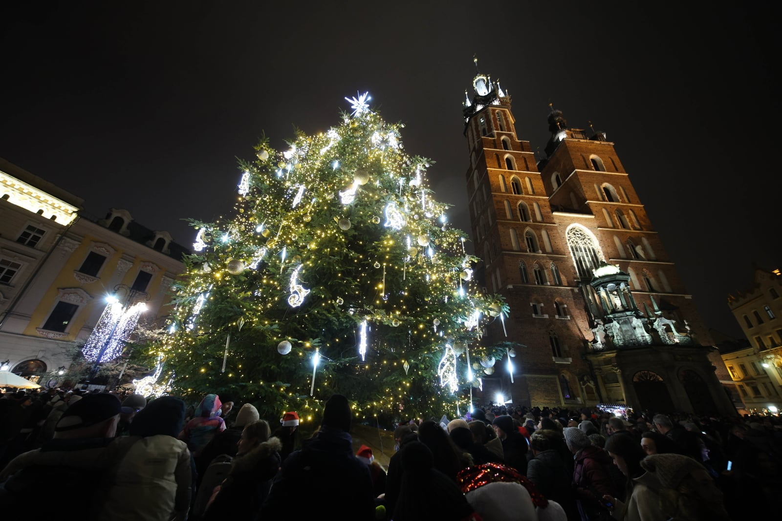 Kraków: na rynku rozbłysła 15-metrowa choinka [+GALERIA]