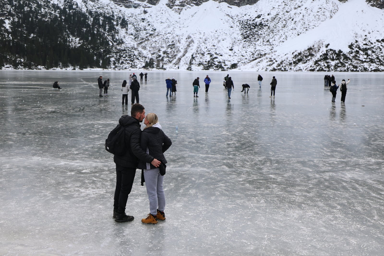 Zamarznięte Morskie Oko. TPN ostrzega przez wchodzeniem na taflę jeziora [GALERIA]