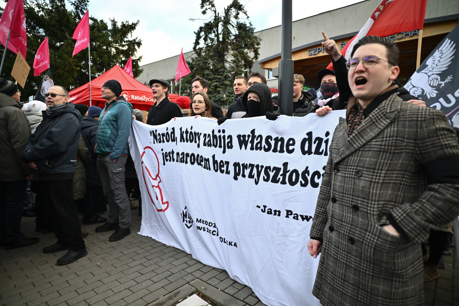 Gdańsk: pikieta antyaborcyjna i różaniec przed szpitalem na Zaspie [+GALERIA]