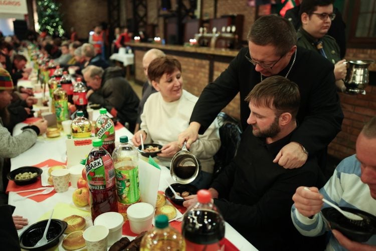 Kard. Grzegorz Ryś na Wigilii Caritas: Jezus chce być dziś tutaj z wami