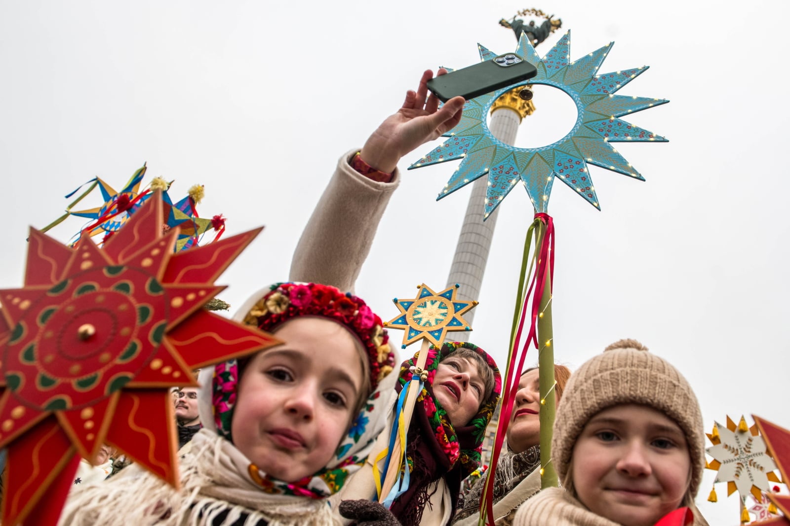 Marsz z gwiazdami bożonarodzeniowymi w Kijowie [GALERIA]