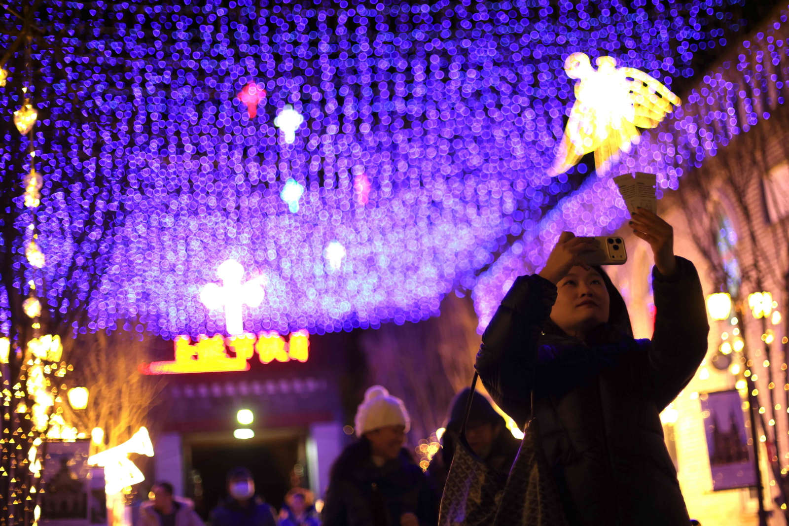 Pobił rekord Guinnessa, śpiewając świąteczne piosenki przez 42 godziny bez przerwy