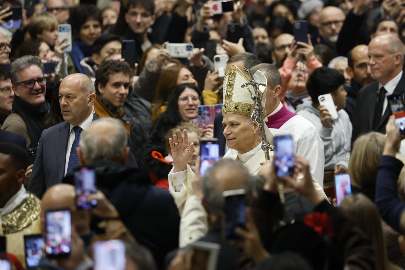 Leon XIV w Boże Narodzenie: pokój nie rodzi się z siły, ale z wysłuchanego płaczu [+GALERIA]