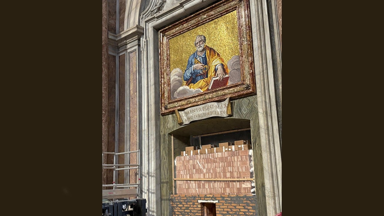 Trwa zamurowywanie Drzwi Świętych – technicy użyją ok. 2 tys. cegieł