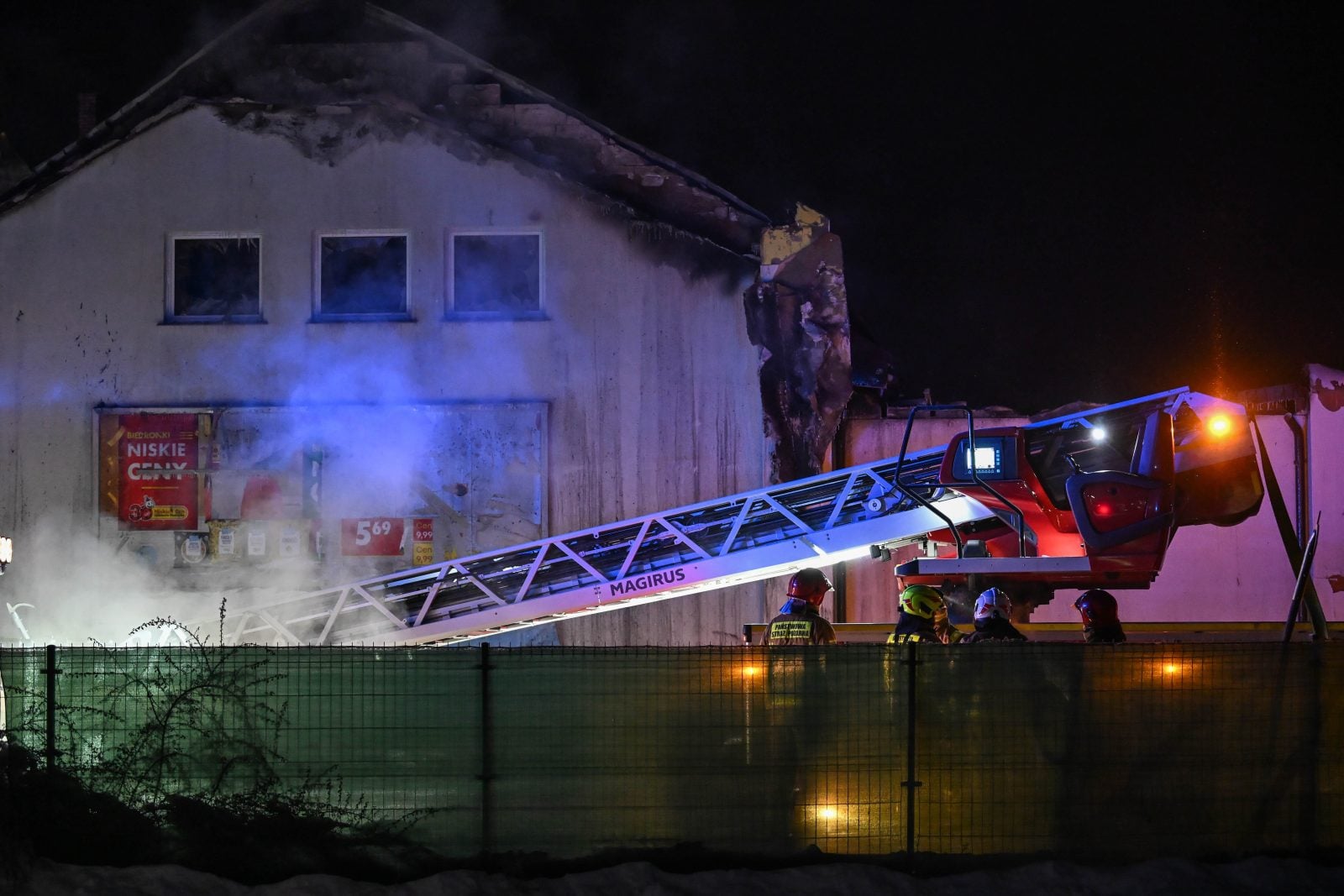 PSP: ostatniej doby strażacy 89 razy interweniowali w związku z opadami śniegu