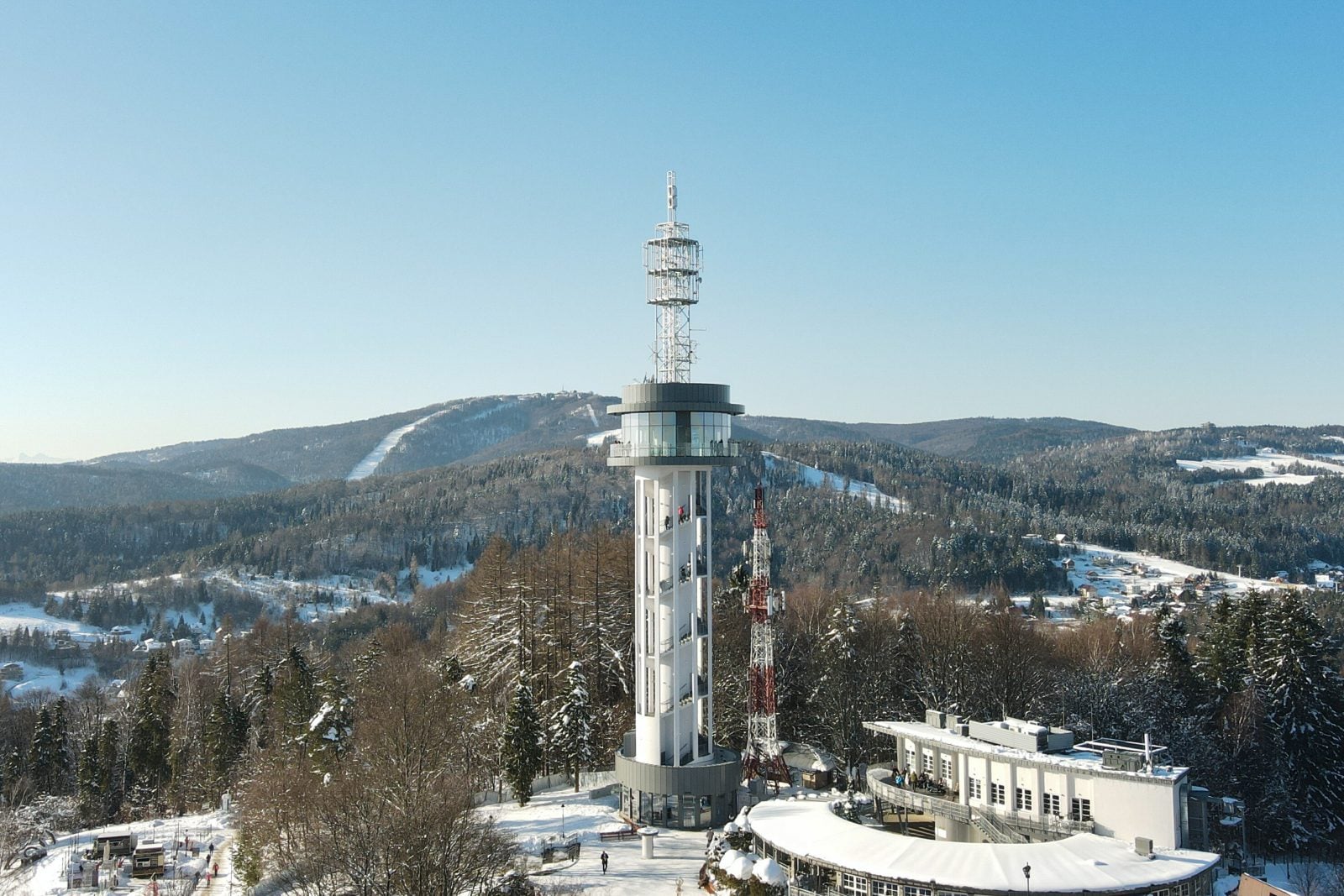 Początek ferii z typowo zimowymi warunkami w górach