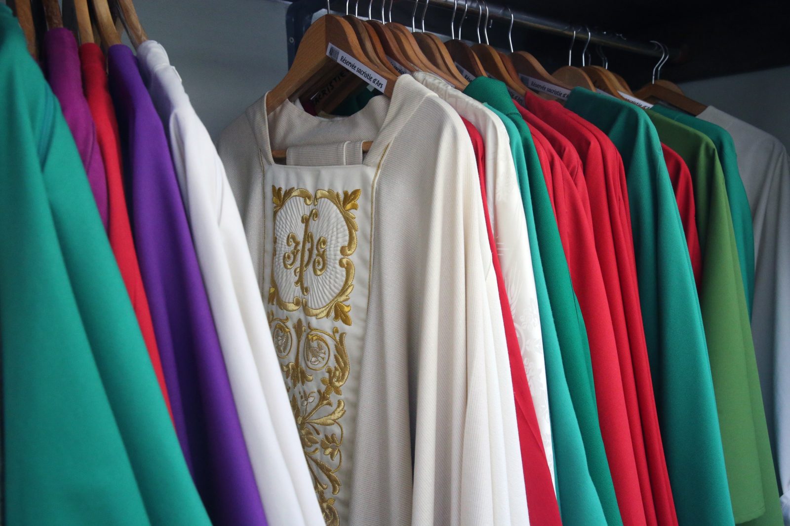 Materiały i technologie w produkcji ornatu – trwałość, estetyka i komfort użytkowania