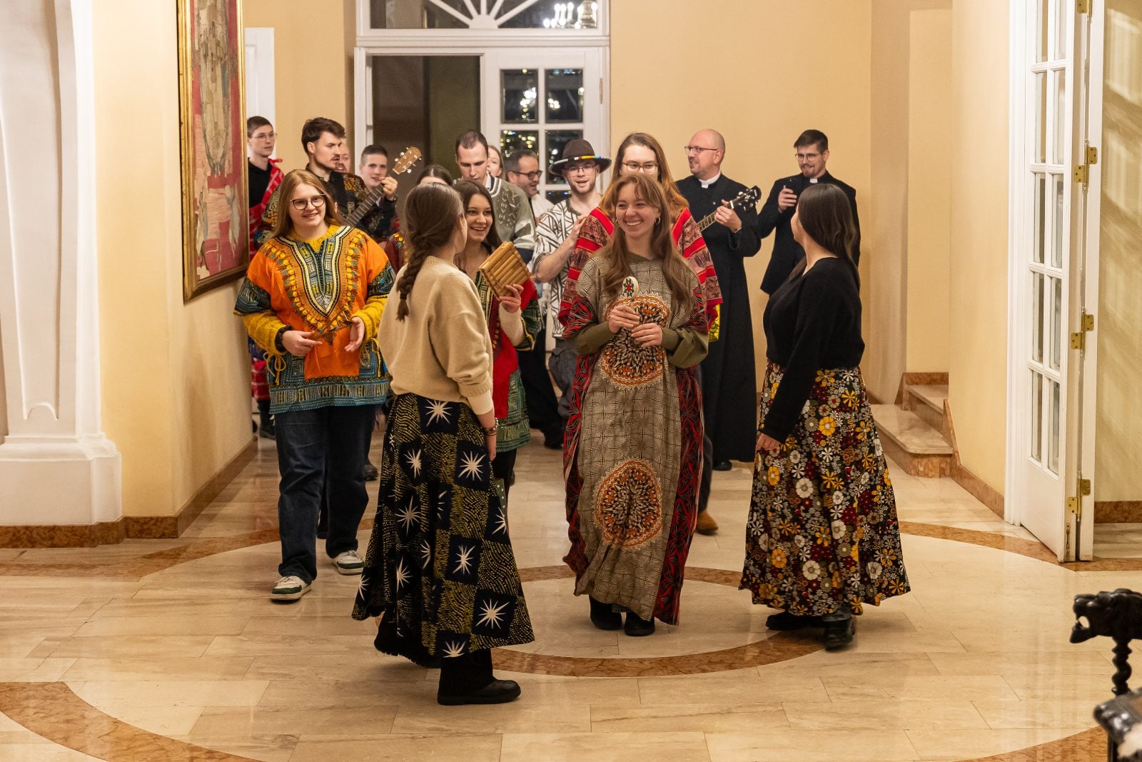 Akademickie Koło Misjologiczne na kolędowaniu u abp. Zbigniewa Zielińskiego [GALERIA]