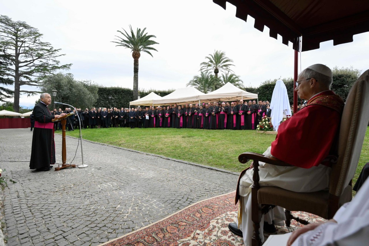 Papież poświęcił figurę św. Róży z Limy w Ogrodach Watykańskich