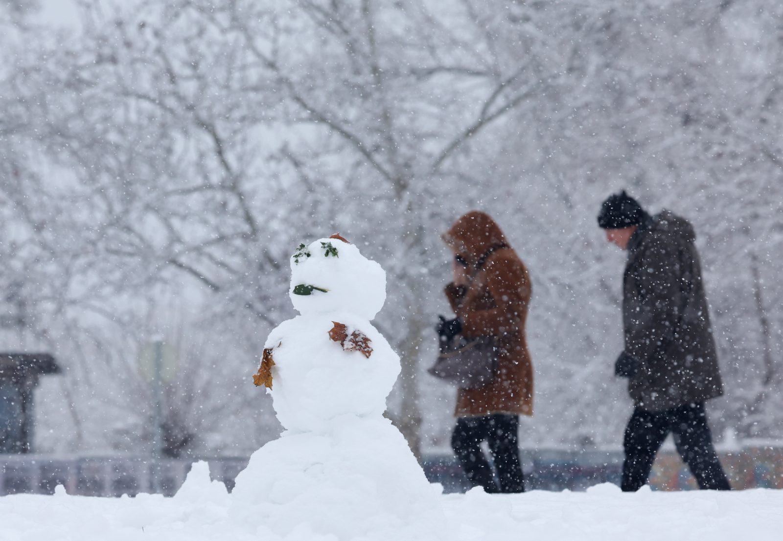 Zimowa pogoda w całym kraju. Intensywne opady śniegu i dwucyfrowy mróz