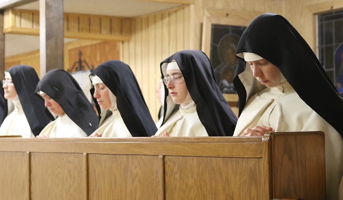 Norbertanki modlą się w nocy za mamy, które nie mogą spać