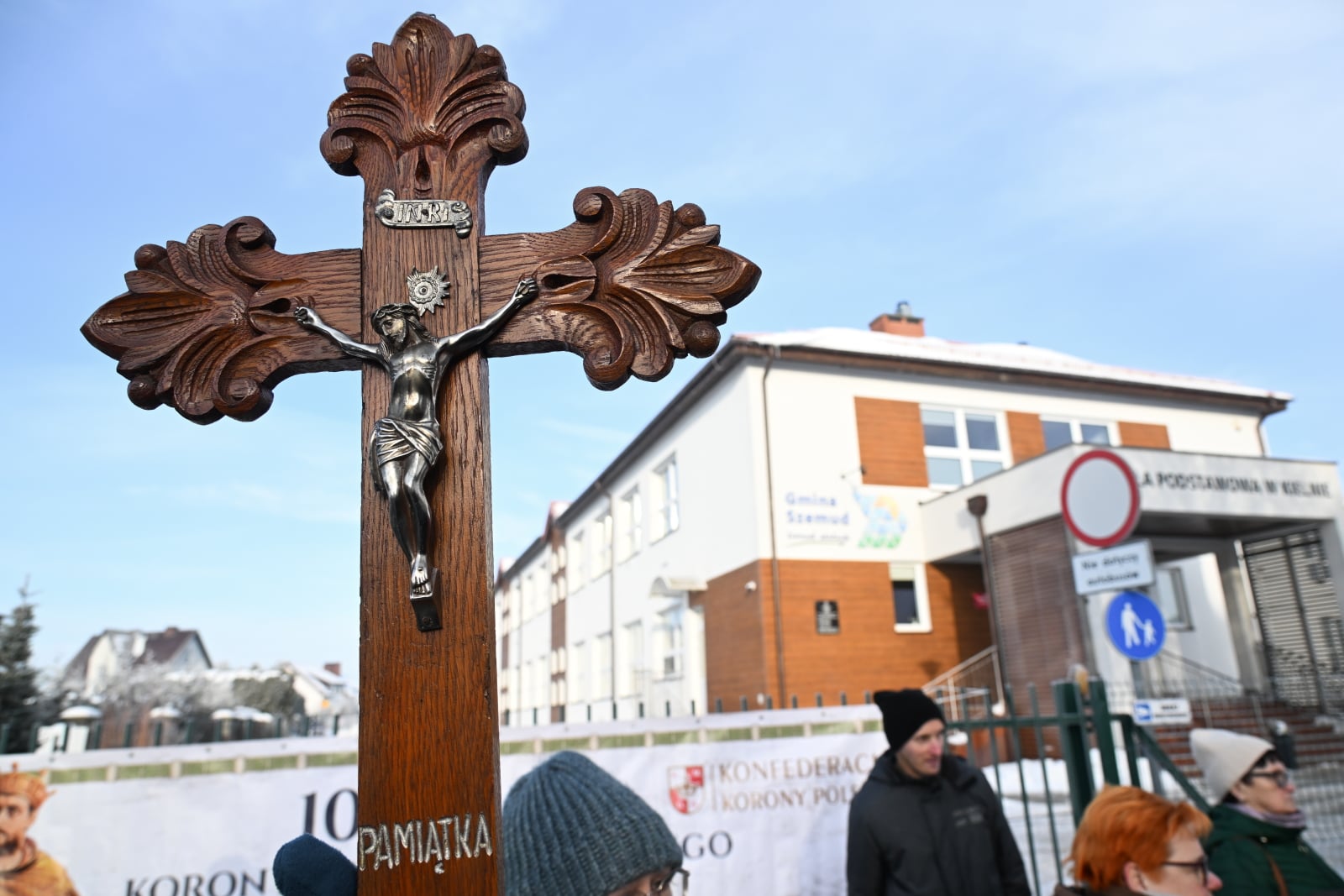 Prokuratura wszczęła dochodzenie w sprawie wyrzucenia krzyża przez nauczycielkę. Przed szkołą w Kielnie odbył s …