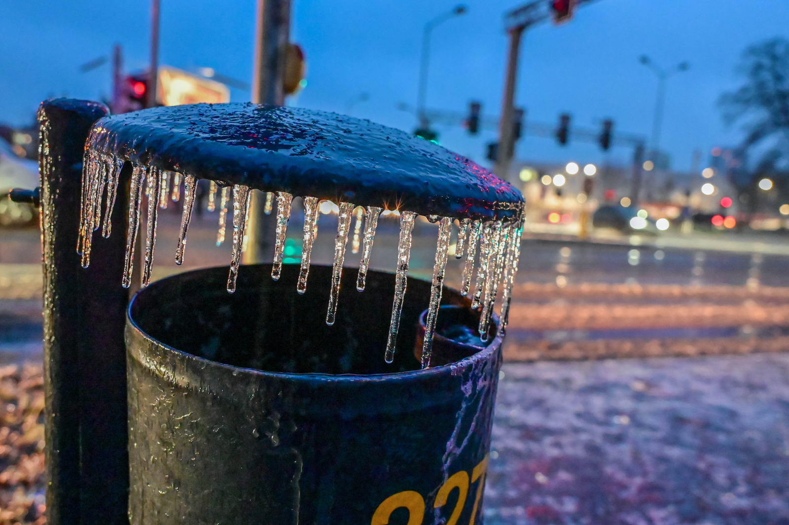 Wielkopolska: fatalne warunki na drogach. Odwołane lekcje w niektórych gminach