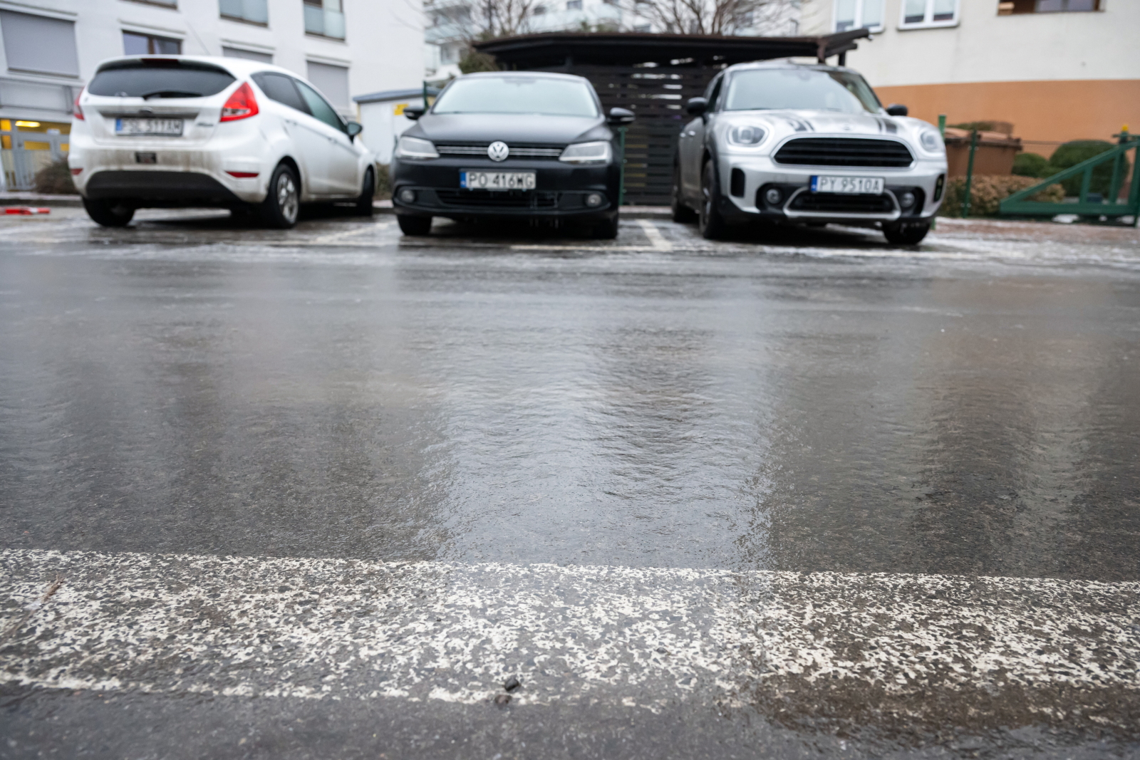 Marznące opady i gołoledź w Polsce. RCB wysłało alerty w 13 województwach [+GALERIA]