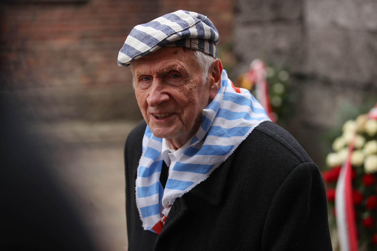 Ocalali złożyli kwiaty przed Ścianą Straceń w rocznicę wyzwolenia Auschwitz [+GALERIA]