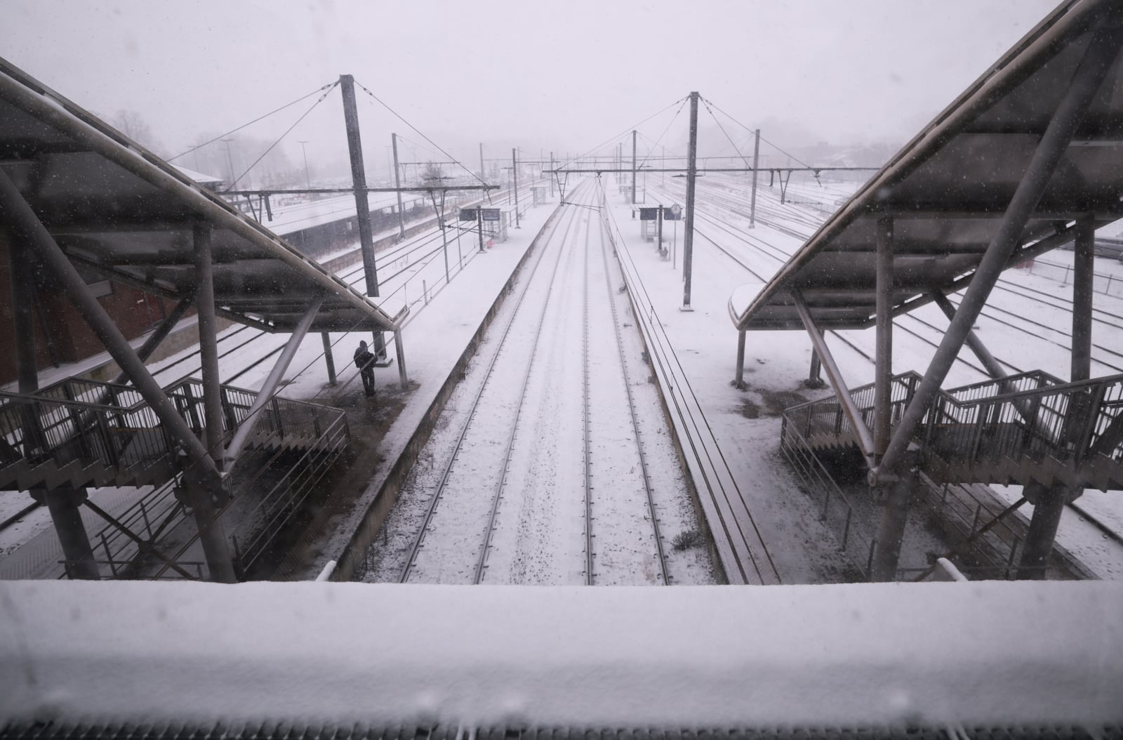 Belgia: z powodu opadów śniegu odwołano 40 lotów – korki na autostradach