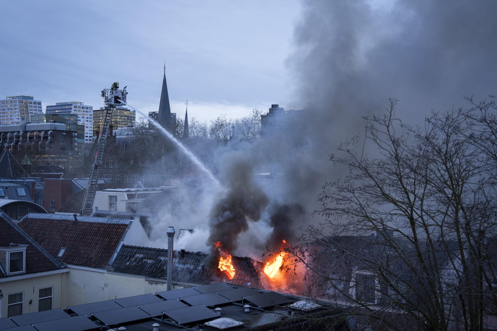 Holandia: wybuchy i wielki pożar w centrum Utrechtu