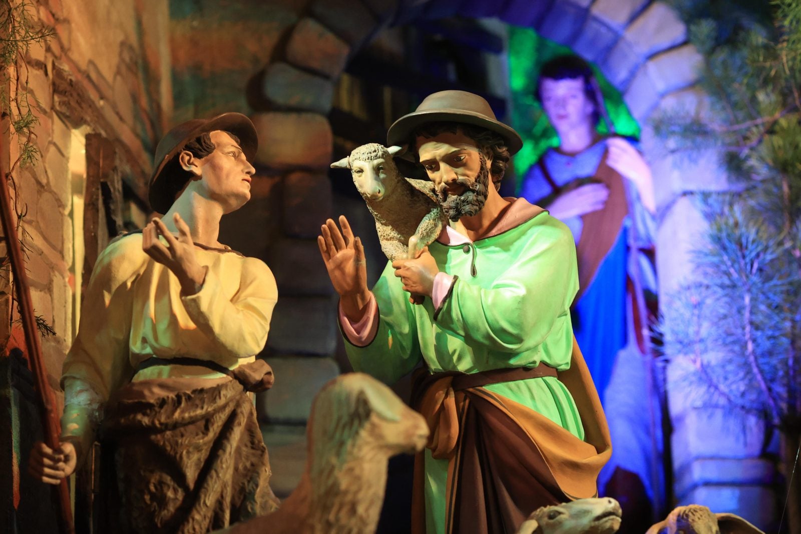 Żłobki w warszawskich kościołach, w środku i przed świątyniami