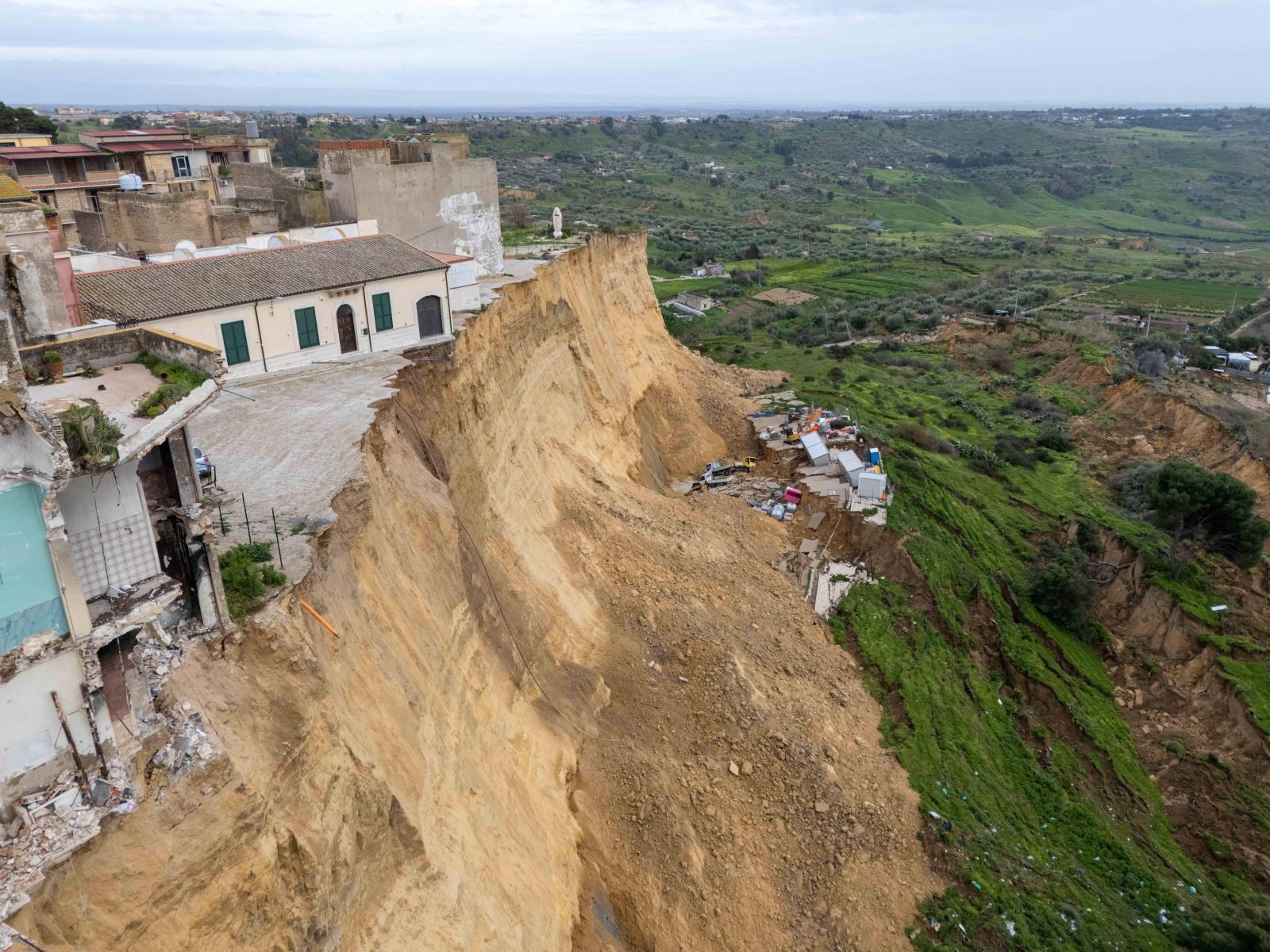 Miliardowe straty na Sycylii, Sardynii i w Kalabrii po ulewach i sztormie