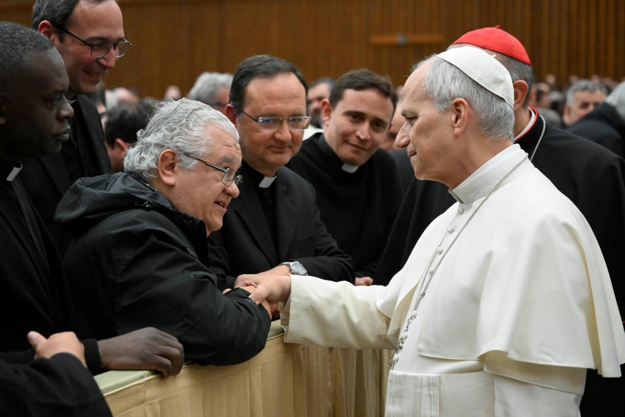 Jak starsi księża mają radzić sobie z samotnością? Na pytanie księdza z Rzymu odpowiada Leon XIV