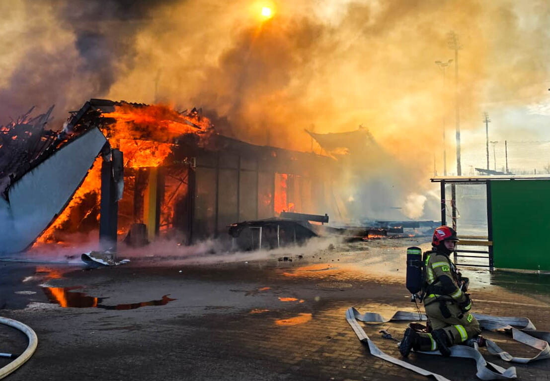 Dolnośląskie: trwa dogaszanie zgliszczy po budynku marketu w Polkowicach [+GALERIA]