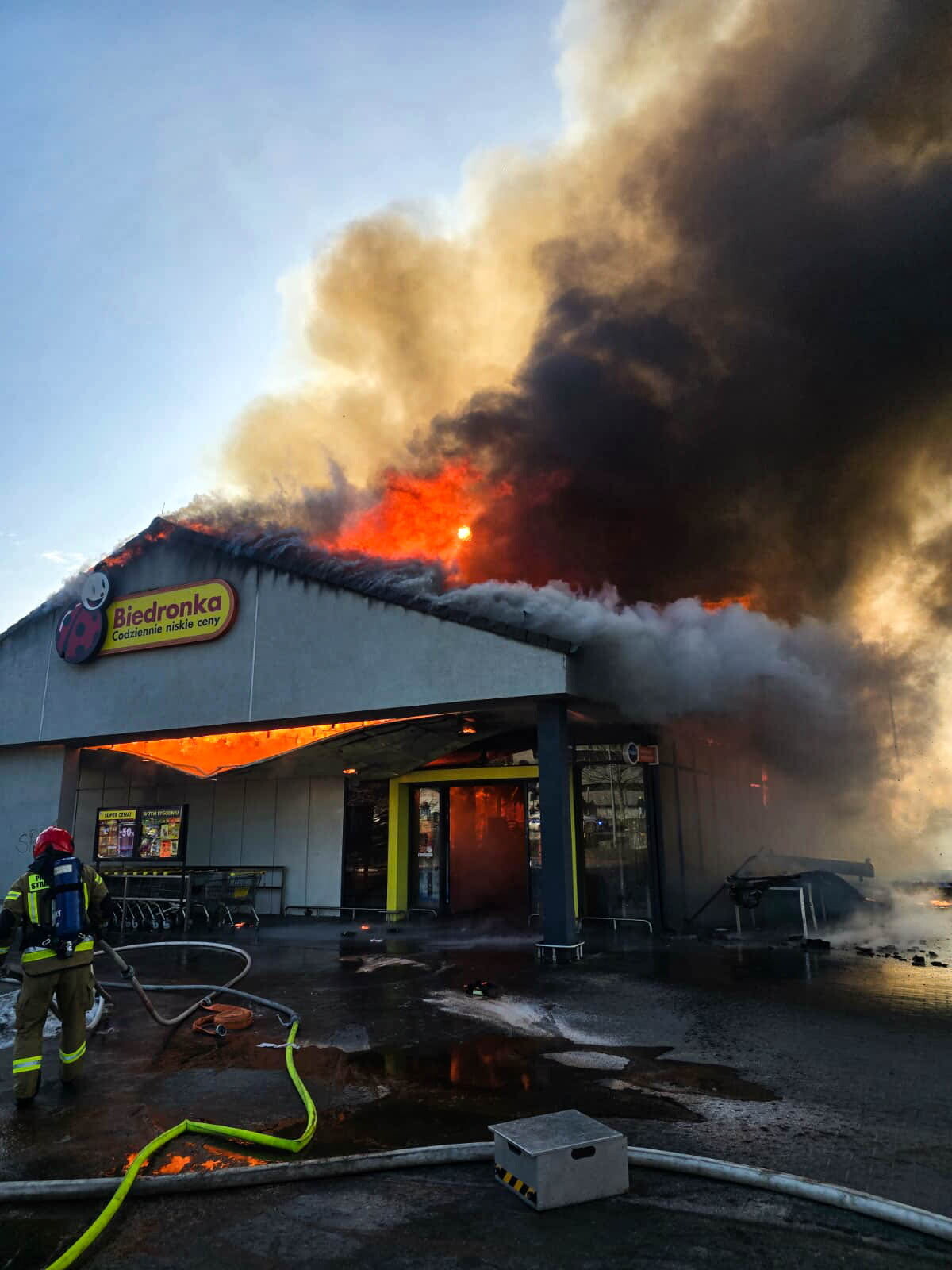 Dolnośląskie: trwa dogaszanie zgliszczy po budynku marketu w Żołnierzwicach [+GALERIA]