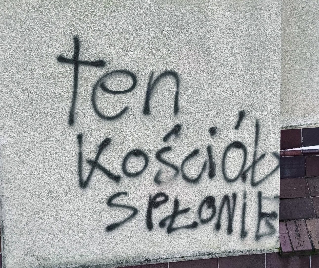 Poznań: akt wandalizmu w parafii Bogarodzicy Maryi. Wymalowano satanistyczne symbole