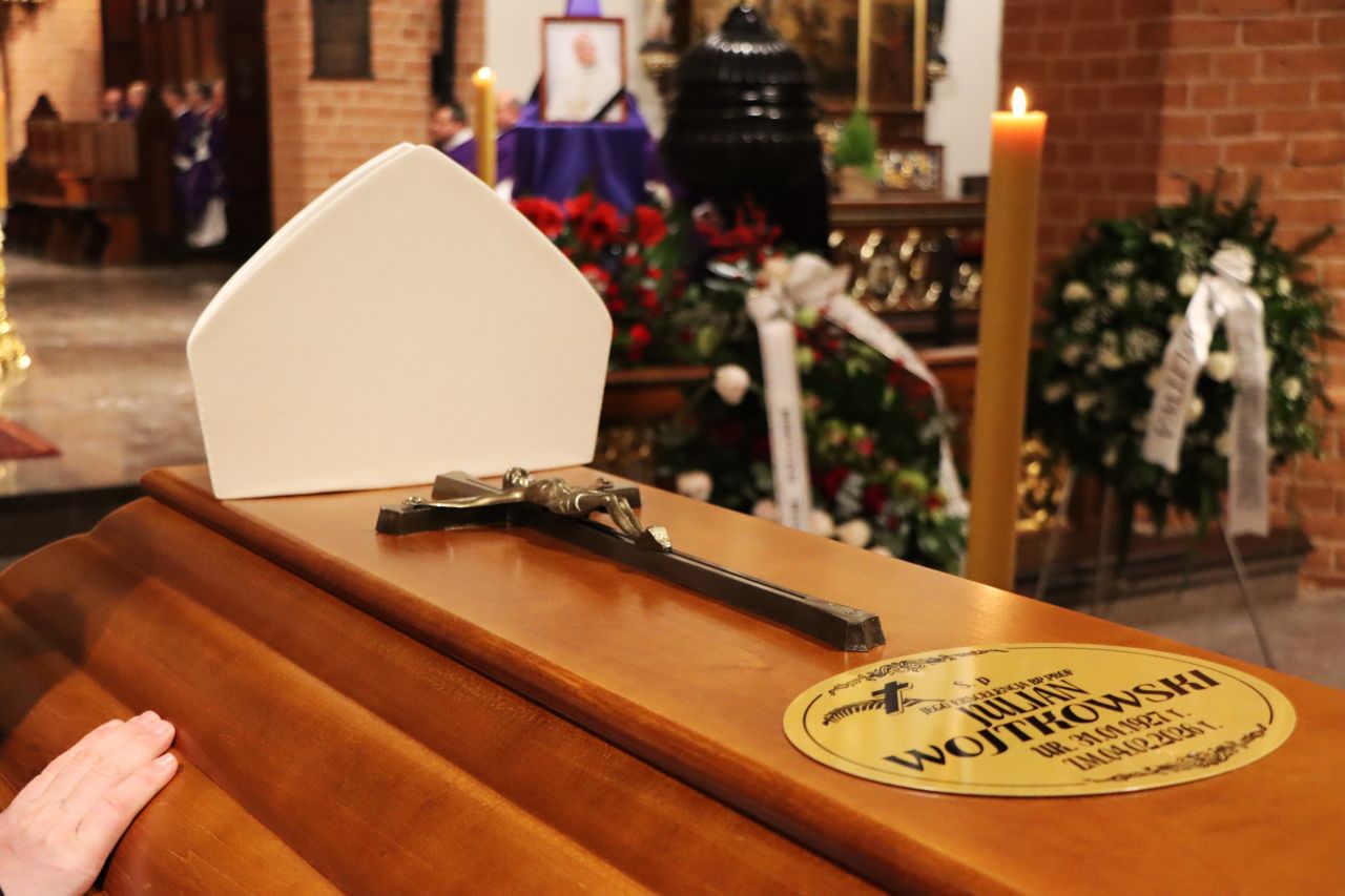 Olsztyn: msza żałobna w intencji zmarłego biskupa Juliana Wojtkowskiego