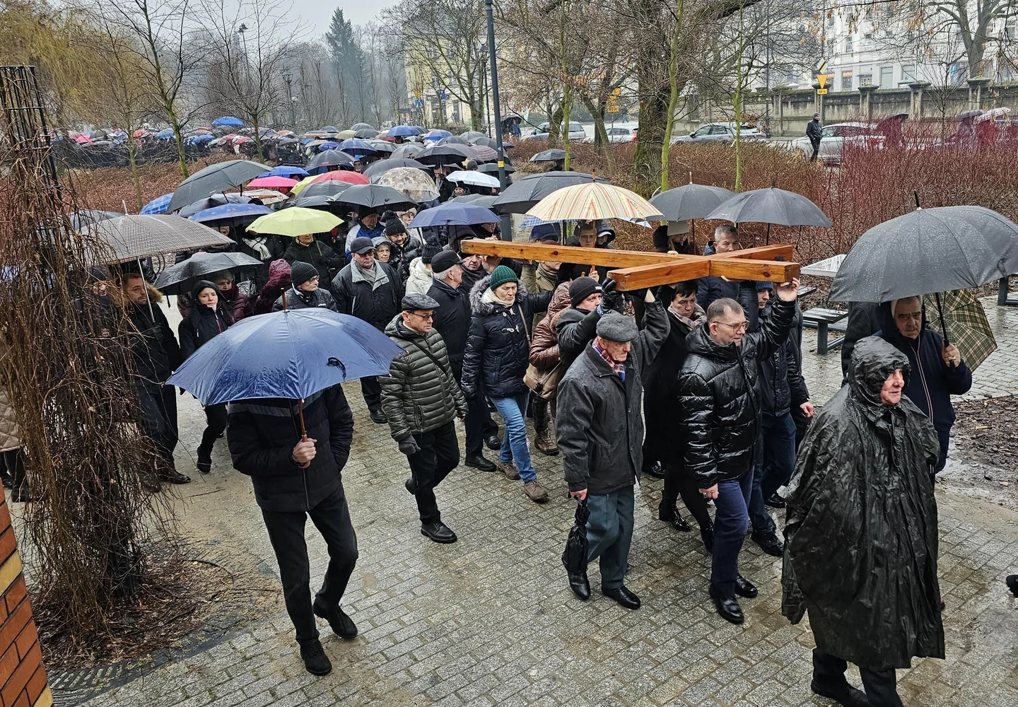 Kaliszanie wzięli udział w drodze krzyżowej ulicami miasta