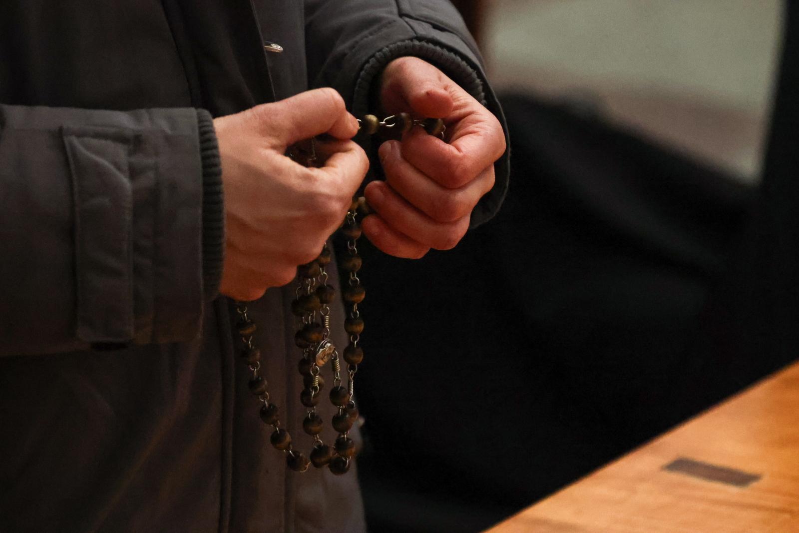 Bp Paolo Martinelli wzywa wiernych do codziennego odmawiania różańca w intencji pokoju