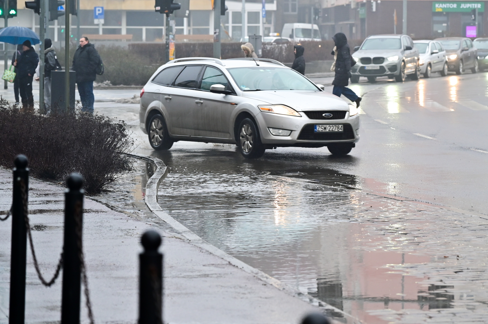 IMGW ostrzega przed intensywnymi opadami śniegu. Apel o ostrożność na drogach