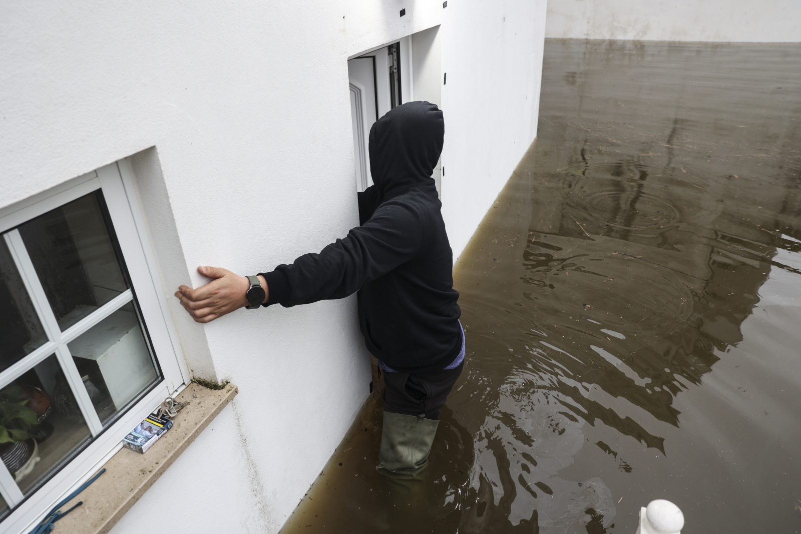 Portugalia: orkan Leonardo doprowadził do licznych powodzi – chaos komunikacyjny w kraju
