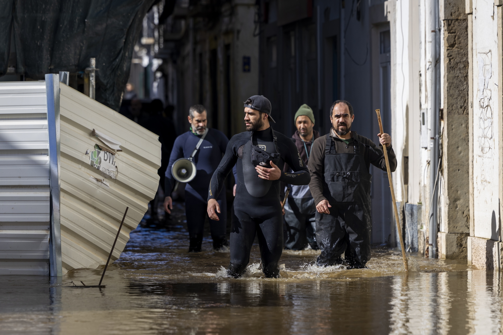 Wybory w deszczowej Portugali: głosujący musieli przypłynąć do urn łodziami