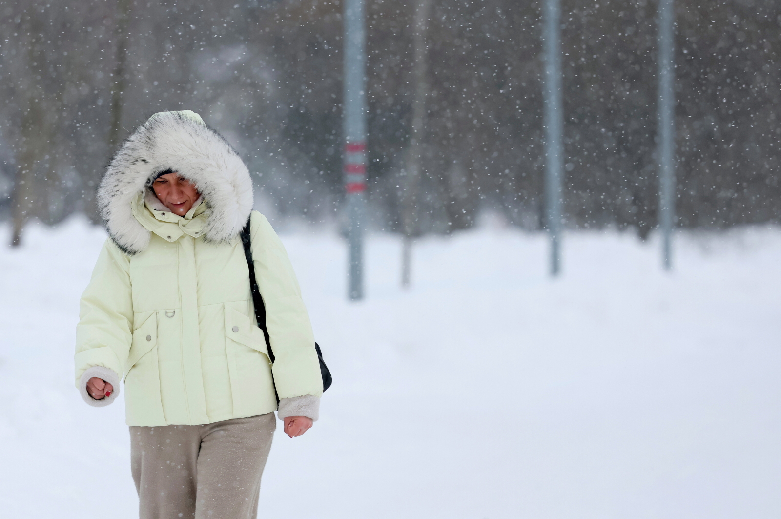 IMGW ostrzega przed intensywnymi opadami śniegu. Apel o ostrożność na drogach