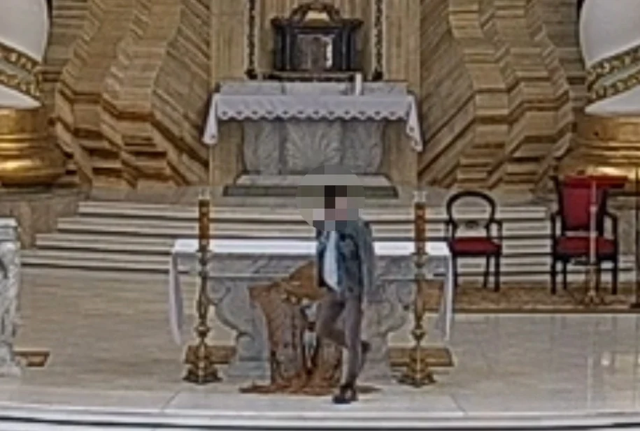 Opluł ołtarz i rzucił krzyżem w tabernakulum – szokujące zdarzenie w kościele [+WIDEO]