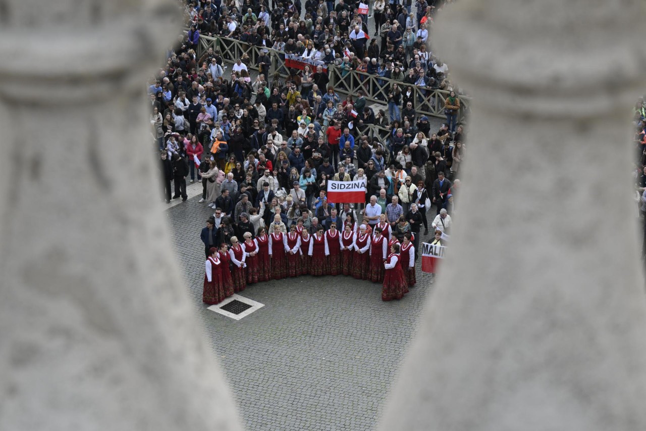 Gospodynie z Sidziny na Anioł Pański z Papieżem