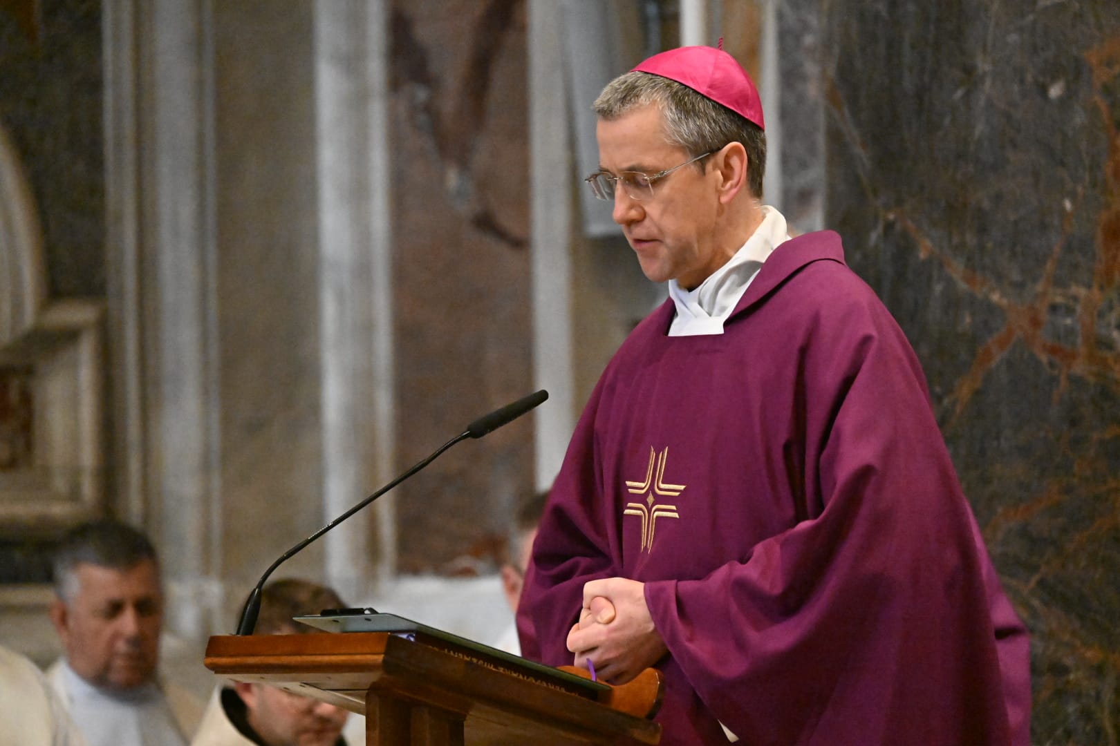 Polacy przy grobie św. Jana Pawła II modlili się o pokój na świecie