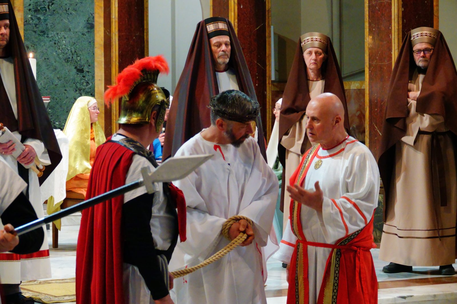 Pielgrzymi z Tarnowskich Gór przedstawili w Rzymie inscenizację Drogi Krzyżowej [+GALERIA]