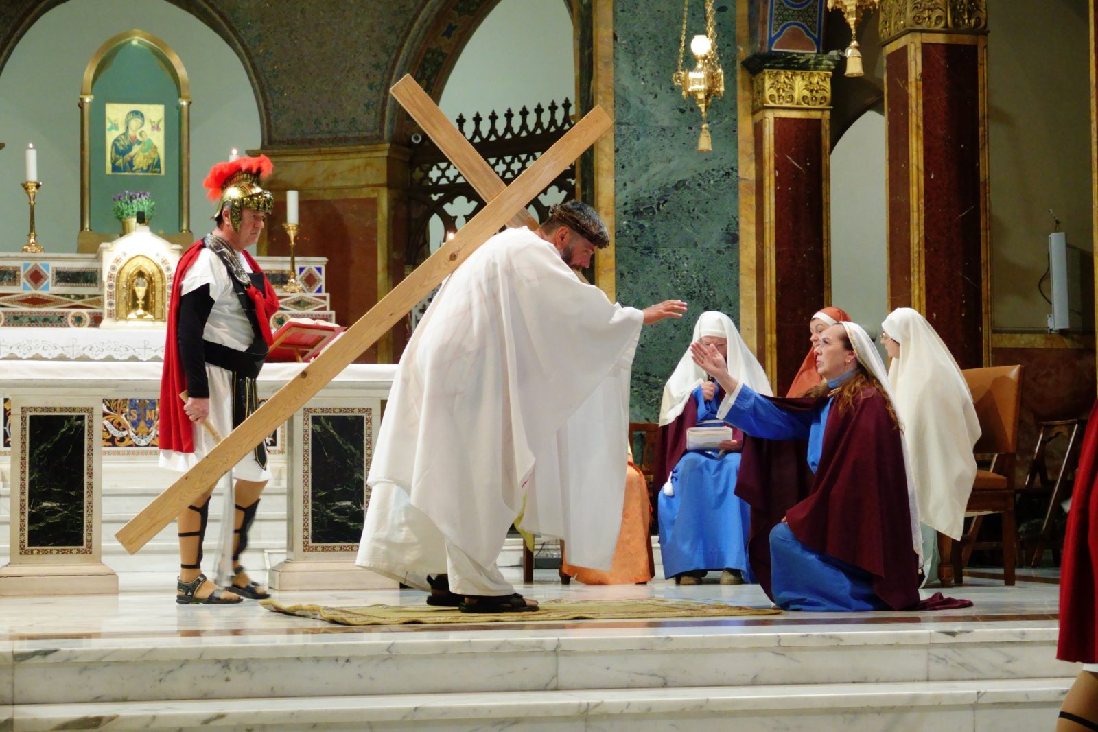 Pielgrzymi z Tarnowskich Gór przedstawili w Rzymie inscenizację Drogi Krzyżowej [+GALERIA]