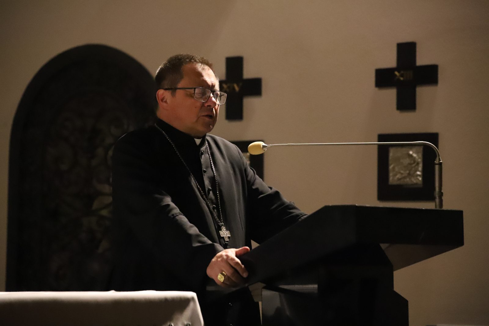 Kard. Ryś w czasie modlitwy Taizé z Duszpasterstwem Akademickim WAJ: ekumenizm jest darem Ducha Świętego [+GALERIA]