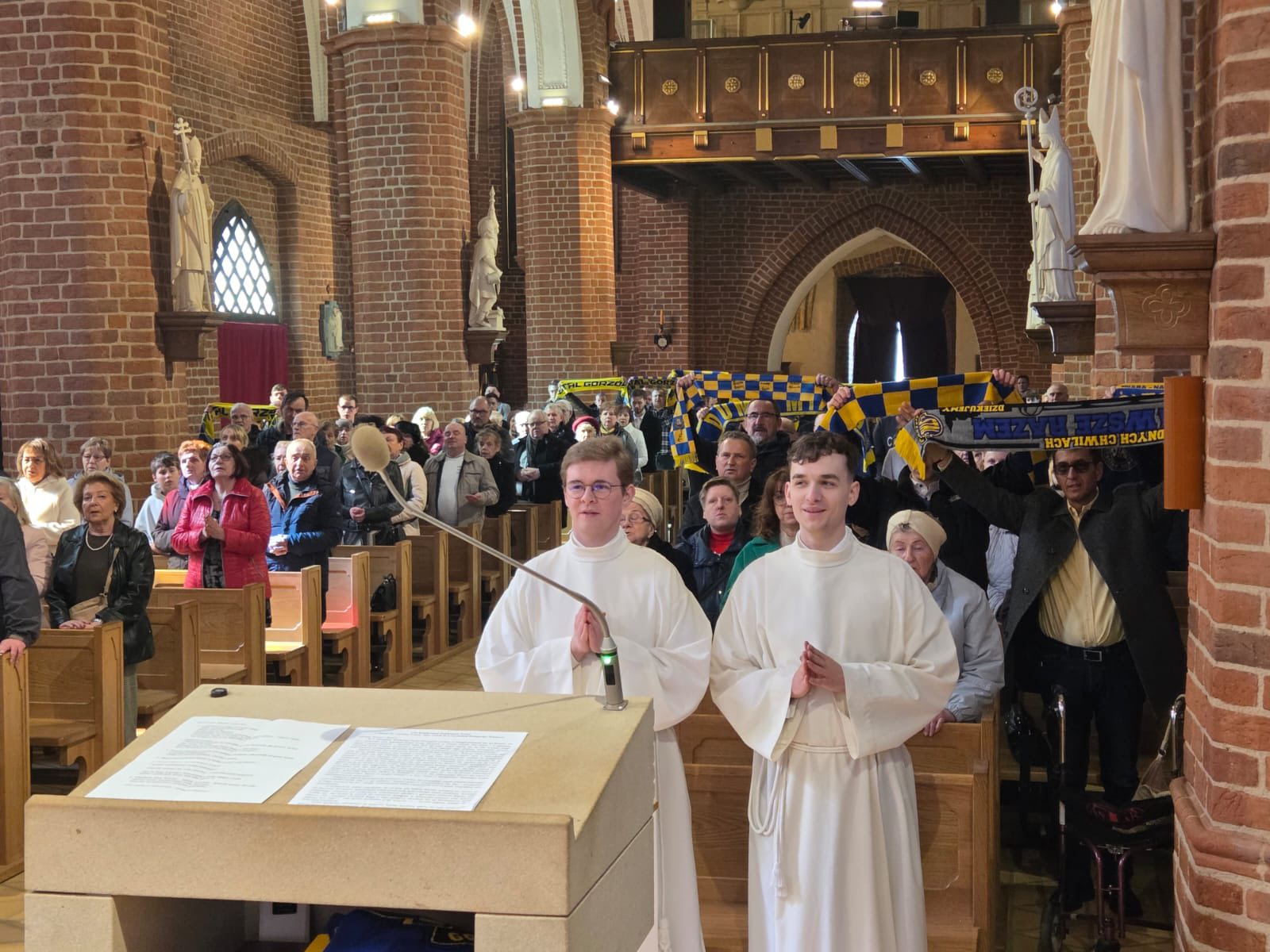 Kibice wznieśli szaliki klubowe podczas mszy świętej i modlitwy Ojcze nasz