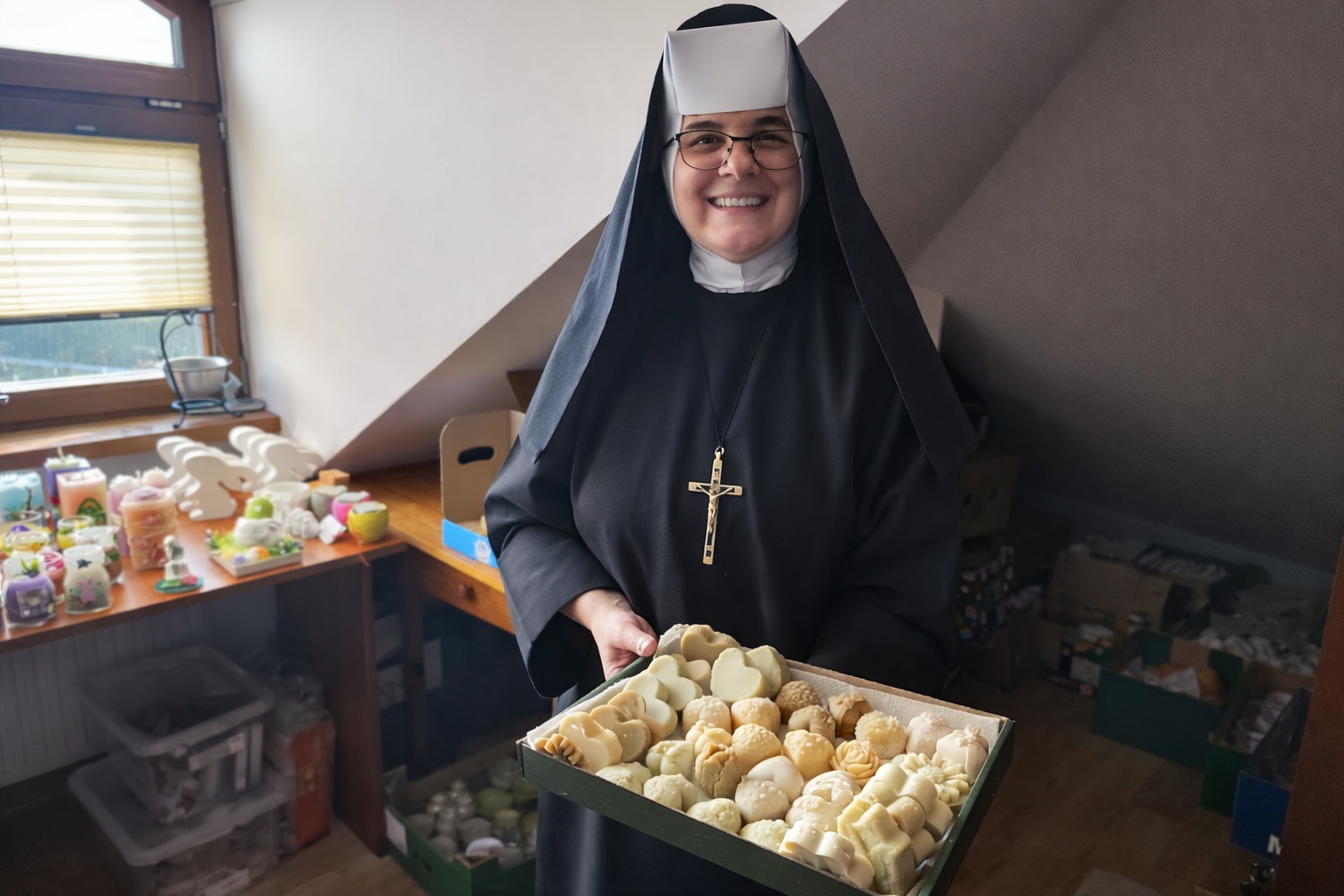 Świece, mydła i nadzieja. Pracownia u albertynek wspiera chorych i starszych [REPORTAŻ]