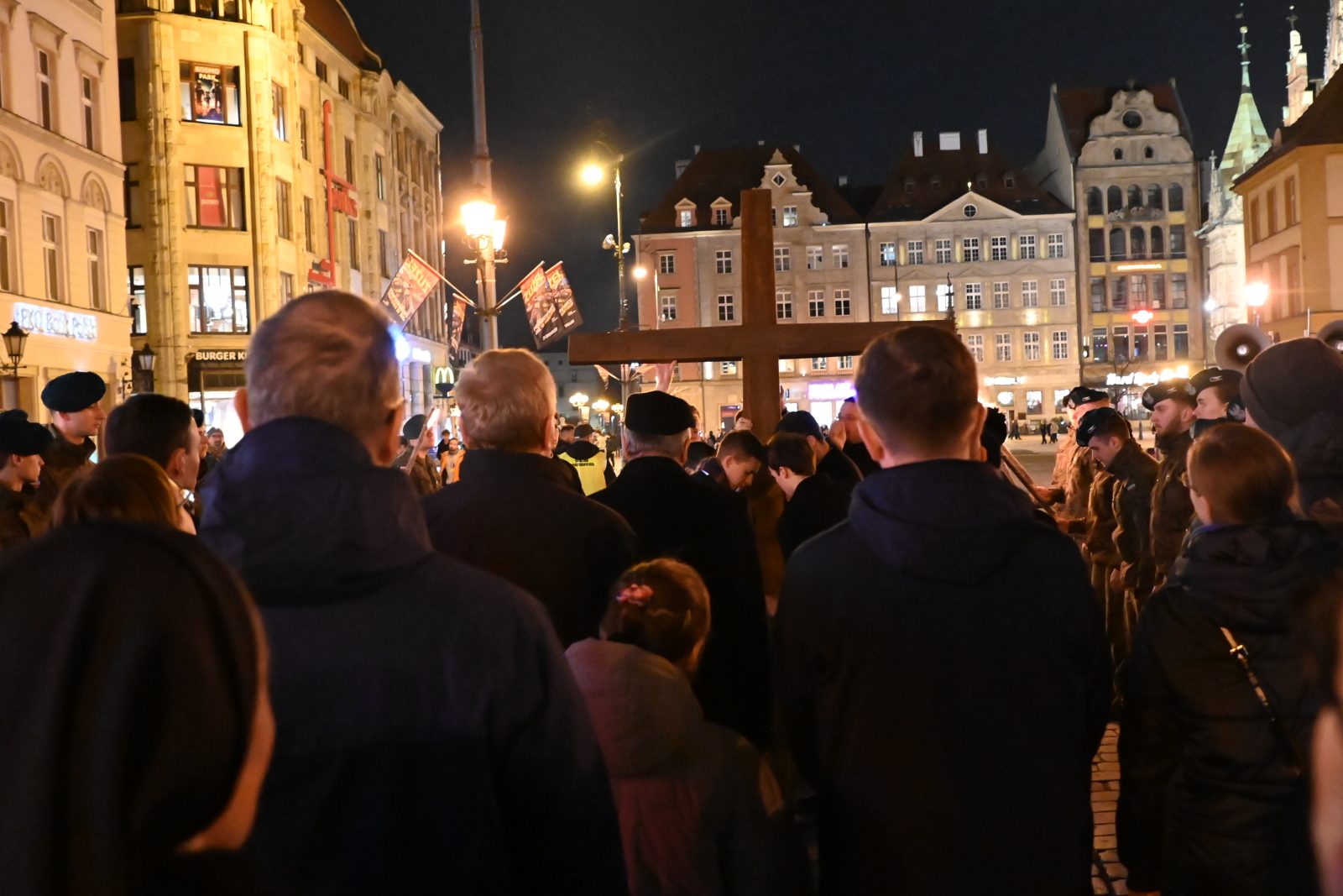 Ponad tysiąc młodych przeszło ulicami Wrocławia Akademicką Drogę Krzyżową [REPORTAŻ]